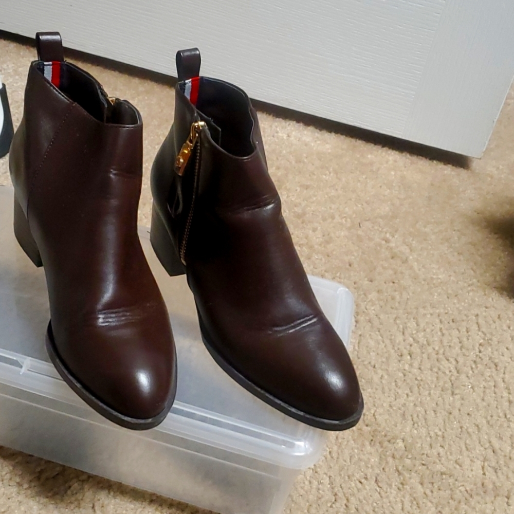 Tommy Hilfiger, Size 6, Brown